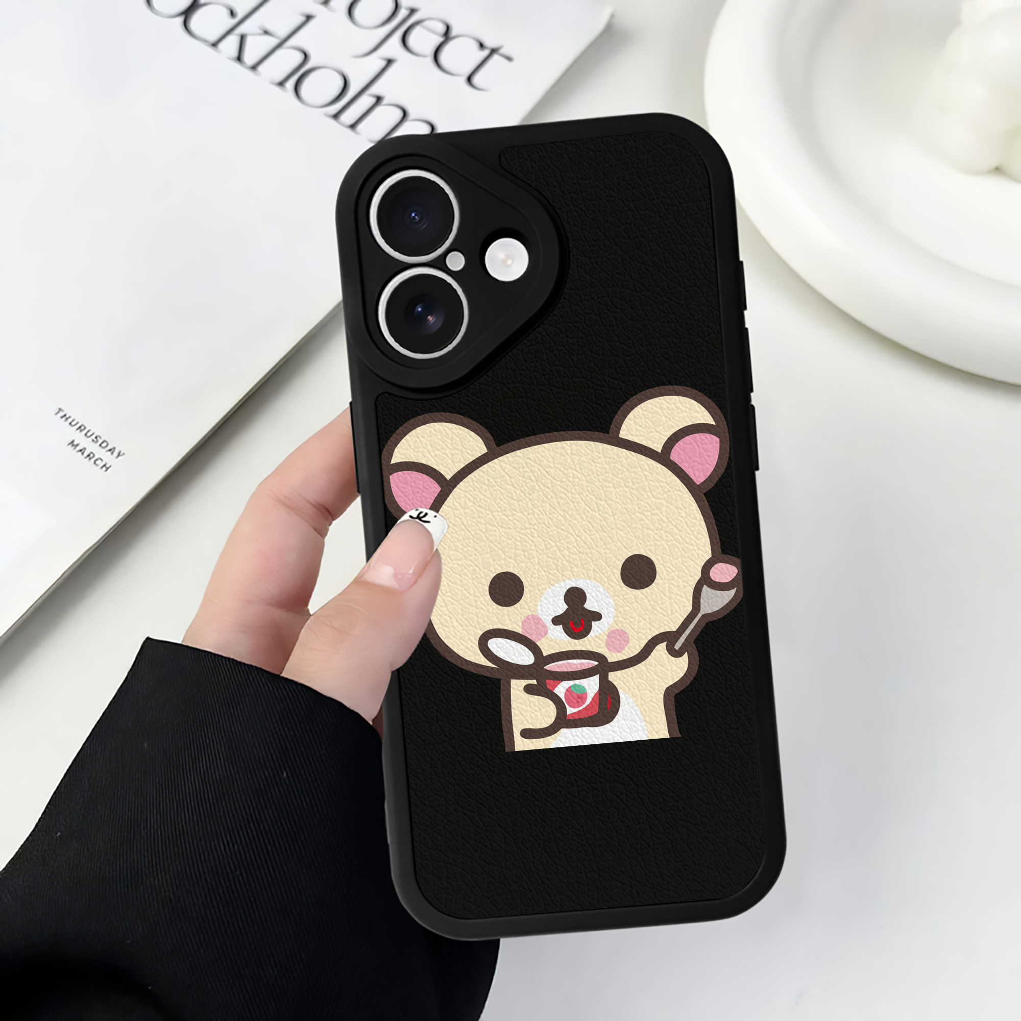 （画像用） リラックマ リラックマ キイロイトリ Rilakkuma Korilakkuma Kiiroitori 【iPhone 16シリーズ対応】シリコンスマホケース（レザー調） 材質：シリコン